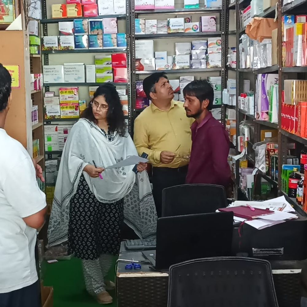 खाद्य एवं औषधि प्रशासन ने की नकली दवाओं का खुलासा:लखन मार्केट की दवा मंडी में छापेमारी, एलर्जी की दवा सीज, 5 सैंपल जांच के लिए भेजे