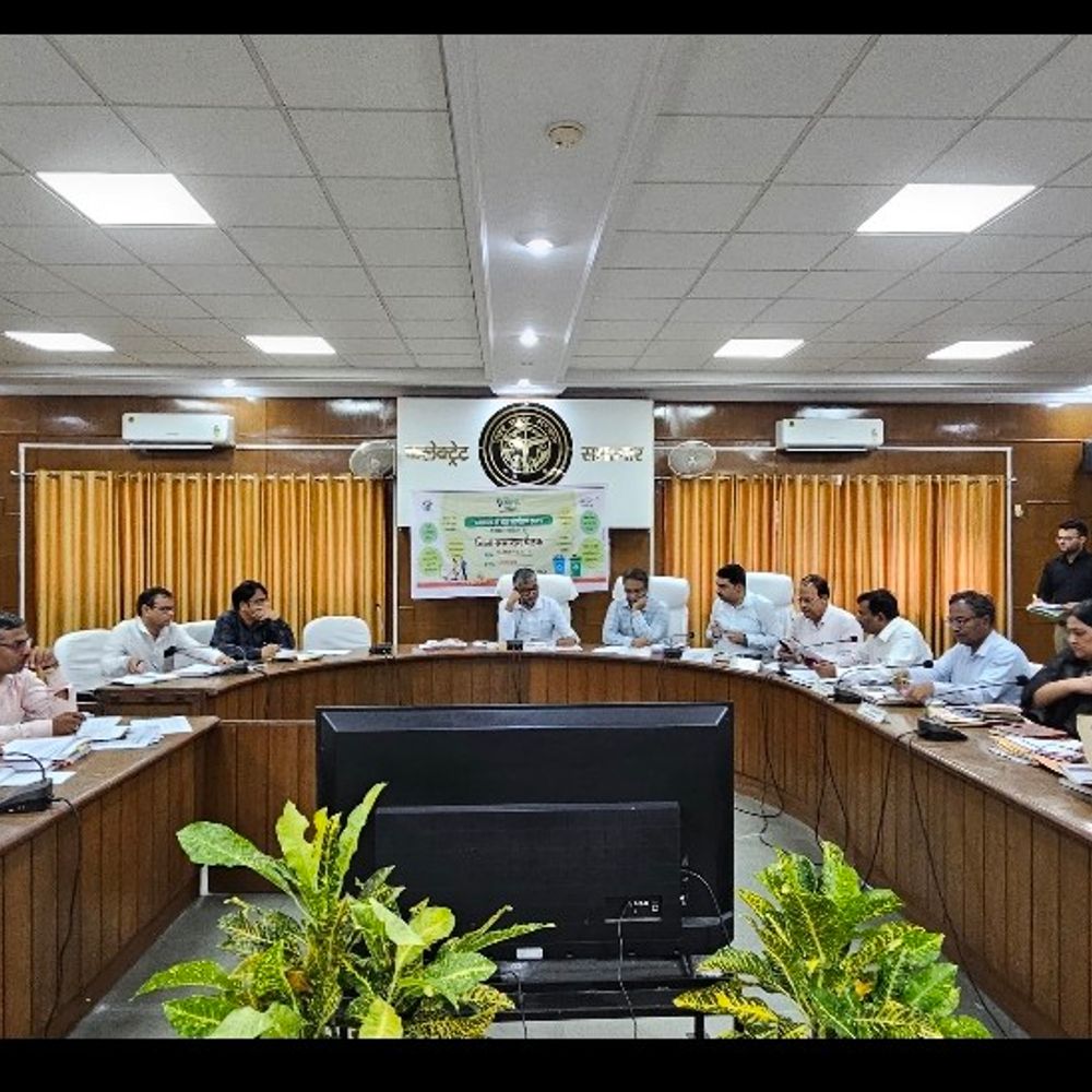 फर्रुखाबाद में 10 अफसरों को नोटिस:आईजीआरएस शिकायतों की समीक्षा में डीएम सख्त, बिना शिकायतकर्ताओं से संपर्क किए मामले में कार्रवाई