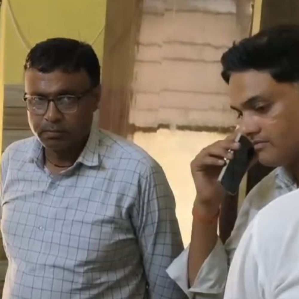 संभल में 12 हजार रिश्वत लेते लेखपाल गिरफ्तार:वारिसान और रिपोर्ट के लिए की थी डिमांड, मुरादाबाद एंटी करप्शन टीम ने की कार्रवाई