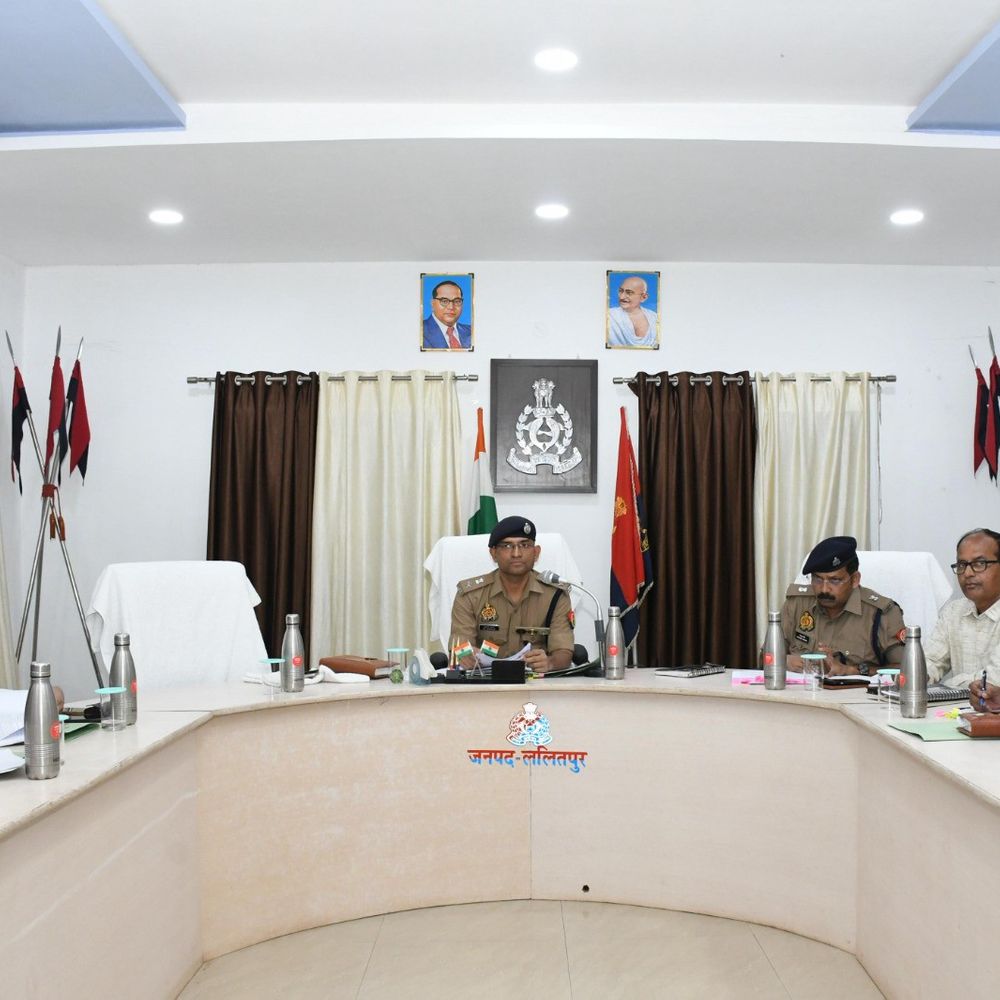 एसपी की अपराध समीक्षा बैठक में डिजिटल पुलिसिंग पर जोर:थाना प्रभारियों को लैपटॉप वितरित, त्योहारों की तैयारी पर चर्चा
