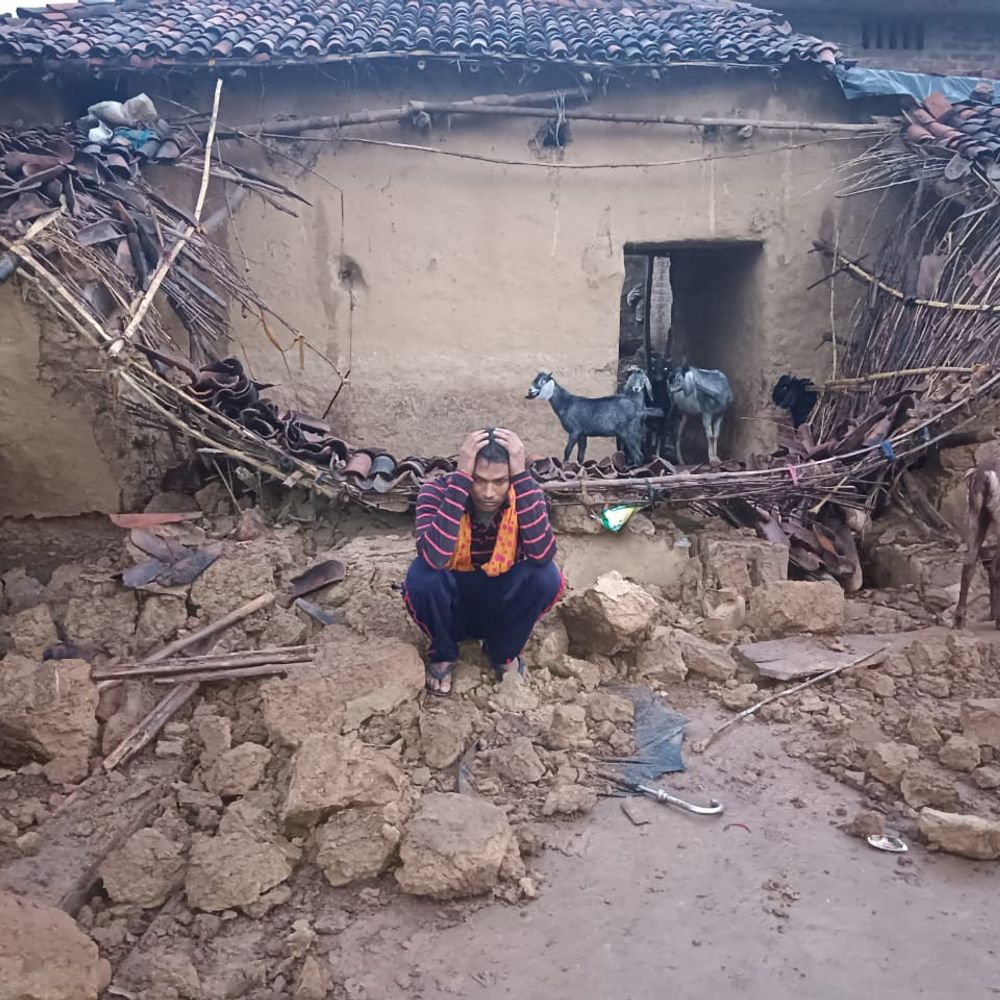 मड़िहान में बारिश से कच्चा मकान गिरा:मलबे में महिला दबी, अस्पताल में भर्ती, लेखपाल बनाएंगे जांच रिपोर्ट