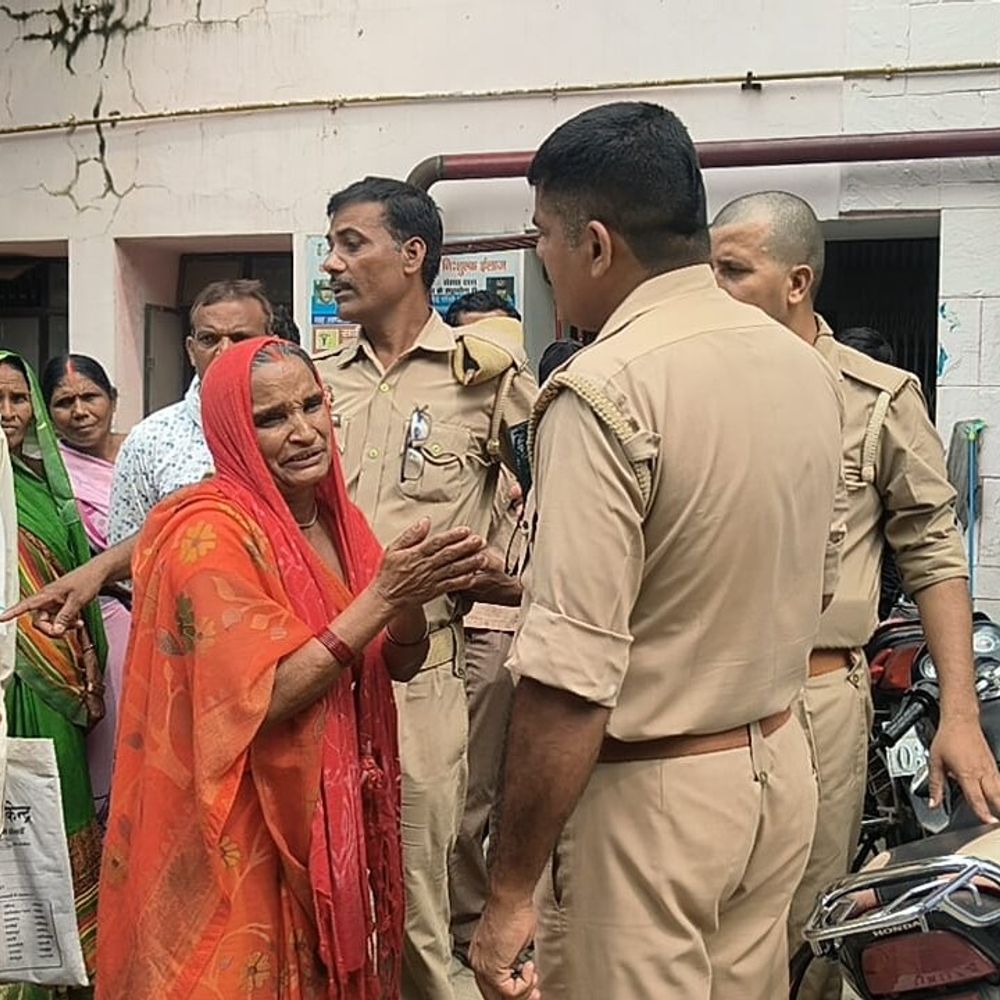 जिला अस्पताल में चोरी करते पकड़ी गई महिला:बुजुर्ग को लोगों ने पकड़ा, पुलिस हिरासत में लेकर कर रही पूछताछ