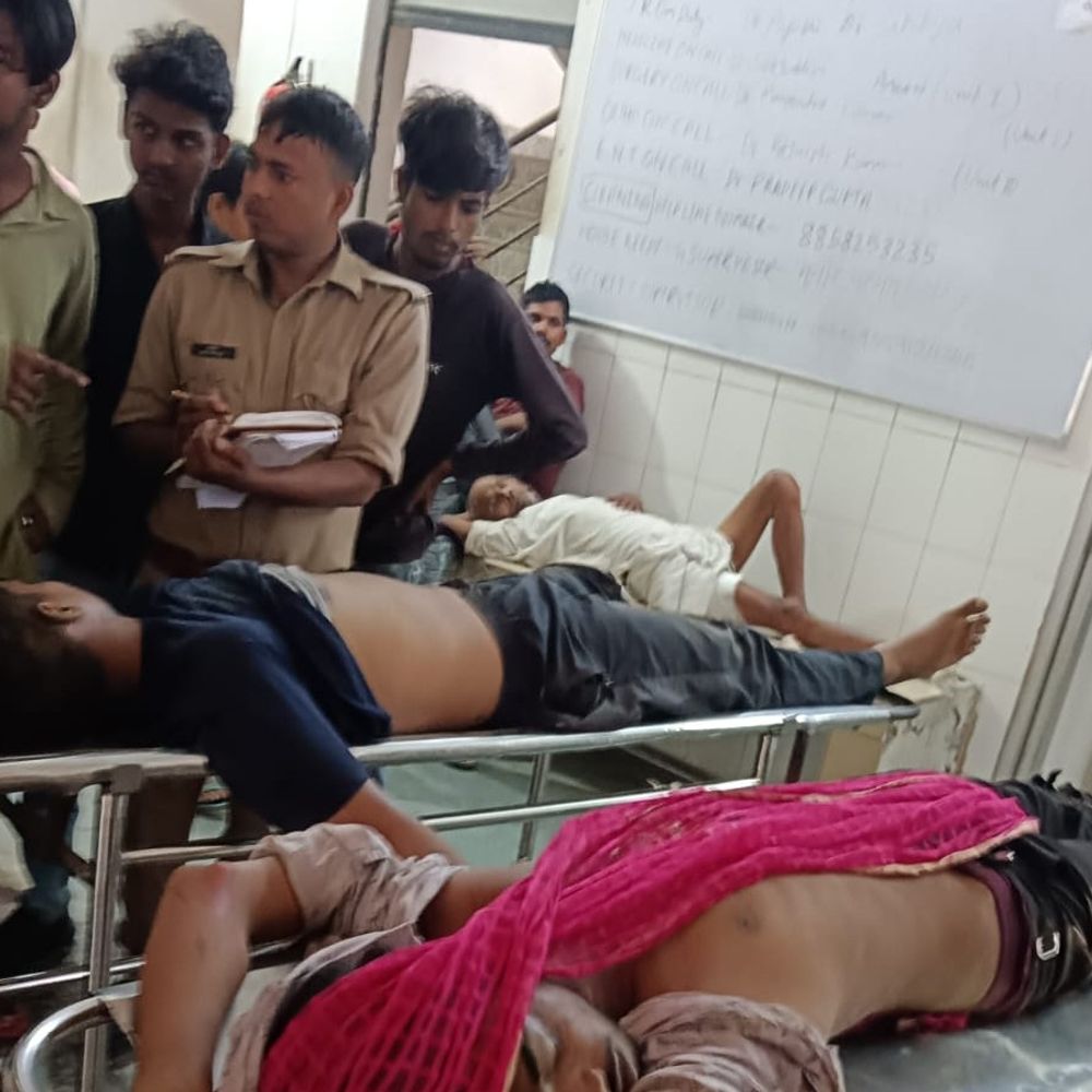 स्कूल जा रहे तीन छात्रों की बाइक डीसीएम से टकराई:देवरिया में दो की मौके पर मौत, एक गंभीर घायल; गोरखपुर मेडिकल रेफर