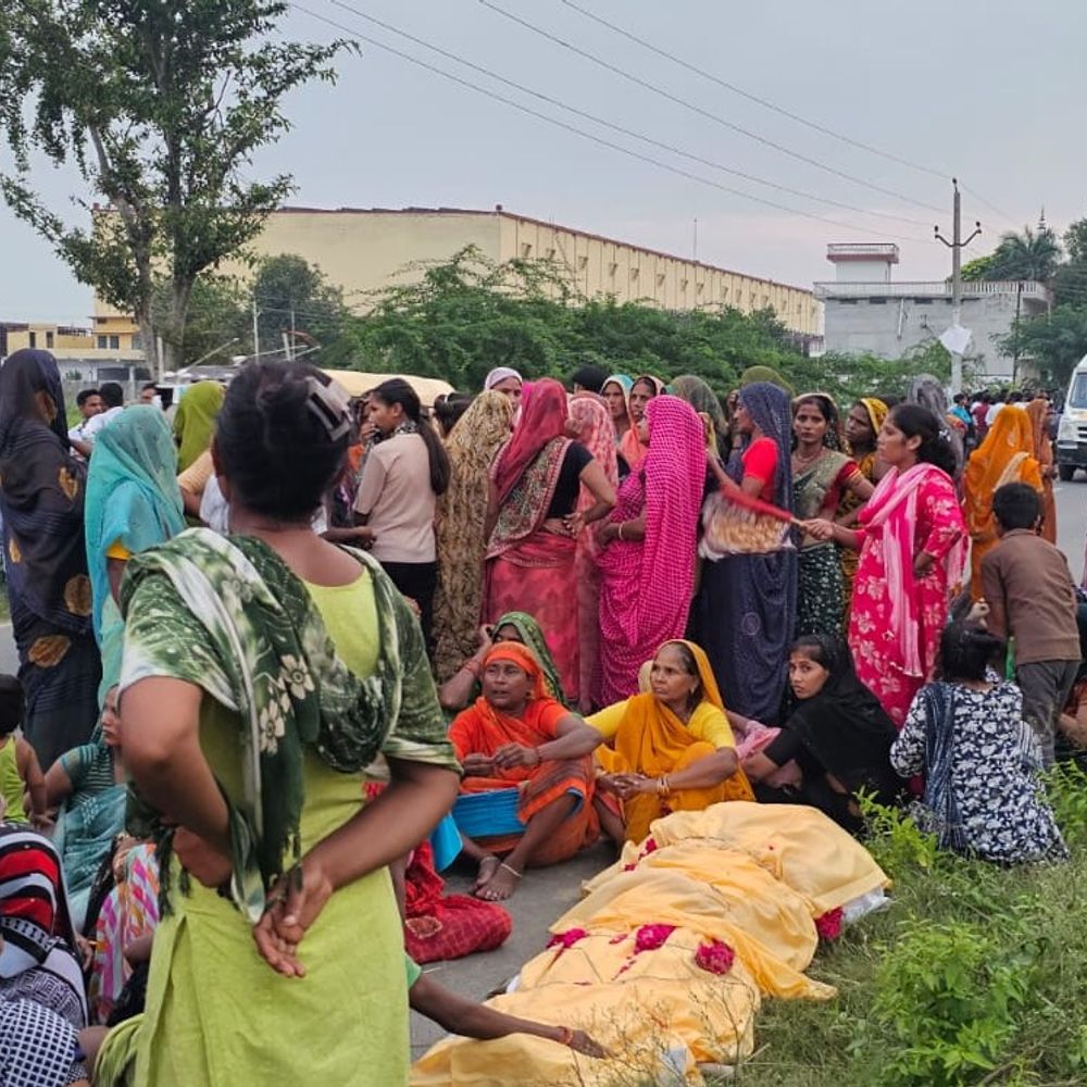 फिरोजाबाद में मजदूर की मौत पर परिजनों का हंगामा:शटरिंग के दौरान लेंटर गिरने से हुई युवक की मौत, सिरसागंज-कौरारा मार्ग पर शव रखकर जताया विरोध