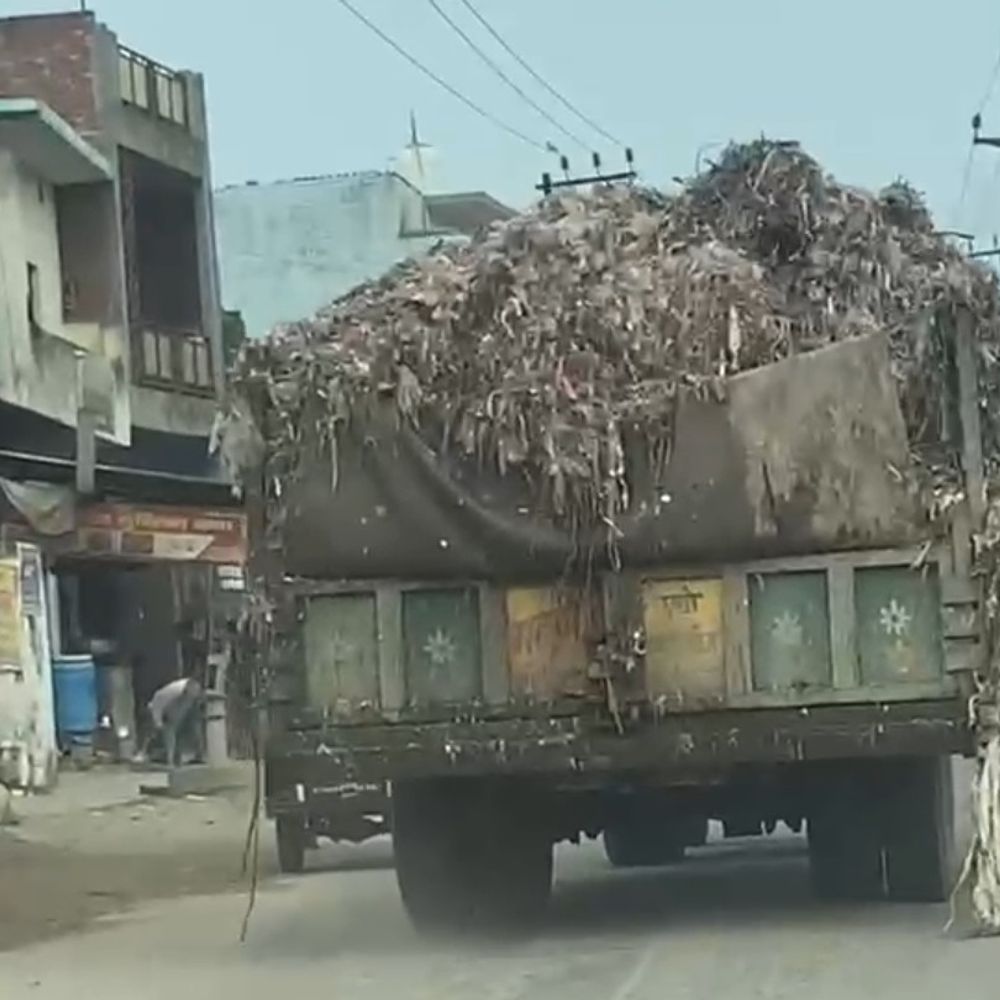 प्लास्टिक कचरे से प्रदूषण का खतरा:मुजफ्फरनगर में खुलेआम हो रहा नियमों का उल्लंघन, कचरे से लदी ट्रैक्टर-ट्रॉली का वीडियो सामने आया