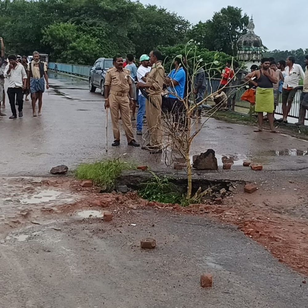 बारिश से जमुनहा-बहराइच मार्ग पर सड़क धंसी:श्रावस्ती में भिनगा जमुनहा बहराइच का संपर्क टूटा, भारी वाहनों पर रोक; मरम्मत जारी