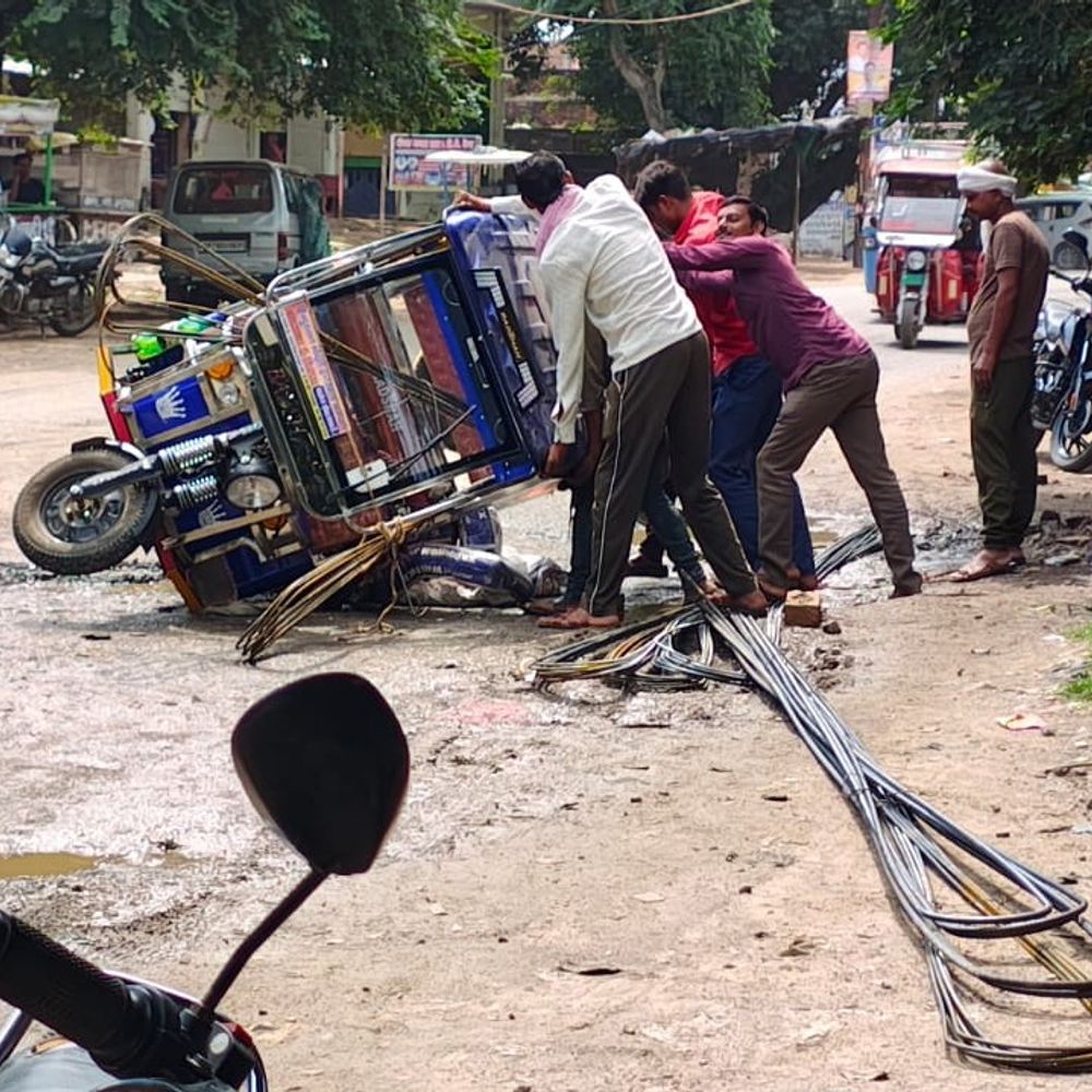 कोंच नगर में टूटी सड़क से बढ़ा खतरा:ई-रिक्शा पलटा, बाल-बाल बचा चालक; PWD विभाग मौन