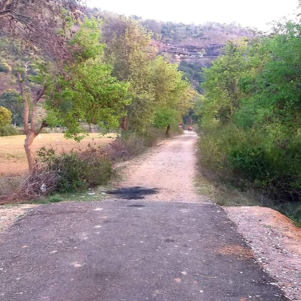 चित्रकूट में पंचकोसी परिक्रमा मार्ग की समस्या:बांकेसिद्ध आश्रम तक अधूरी सड़क, गड्ढों से भरा गणेशबाग-सिद्धपुर मार्ग