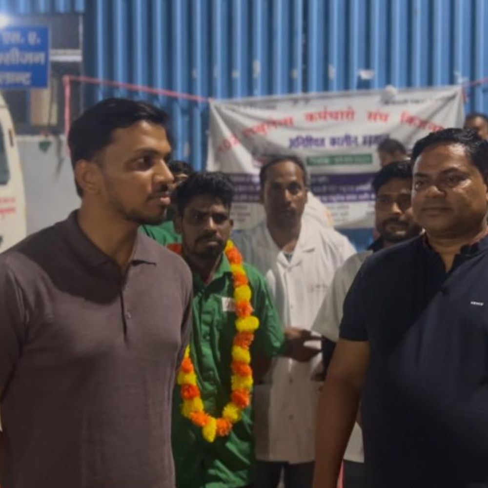 किशनगंज में 102 एम्बुलेंस सेवा बहाल:कर्मचारियों की हड़ताल खत्म, प्रशासन ने मांगों पर विचार का दिया आश्वासन