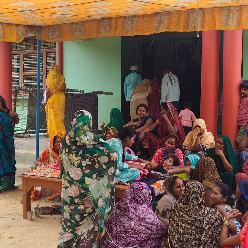 प्रतापगढ़ में मां-बेटी पर मधुमक्खियों का हमला, मां की मौत:भैंस बांधने गई थी बुजुर्ग महिला, इलाज के दौरान तोड़ा दम