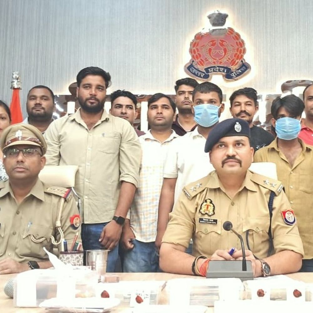 एटीएम में फेवीक्विक लगाकर धोखाधड़ी करने वाले गिरोह का पर्दाफाश:पुलिस ने 2 आरोपियों को किया गिरफ्तार, 41 एटीएम सहित कार-नगदी बरामद