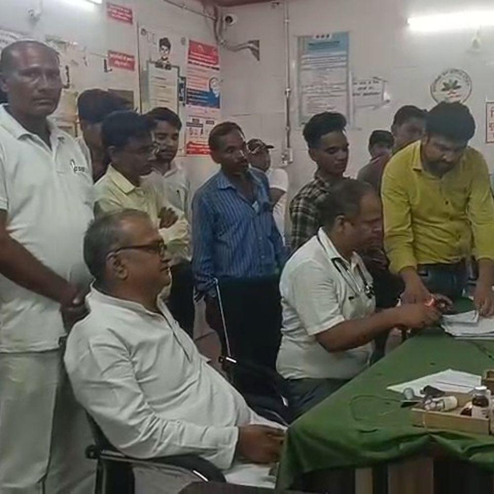 जिला अस्पताल में मरीज का नाम बदला, परिजन भटकते रहे:भरतलाल को रामगोपाल के नाम से किया भर्ती, पूर्व मंत्री ने लगाई फटकार