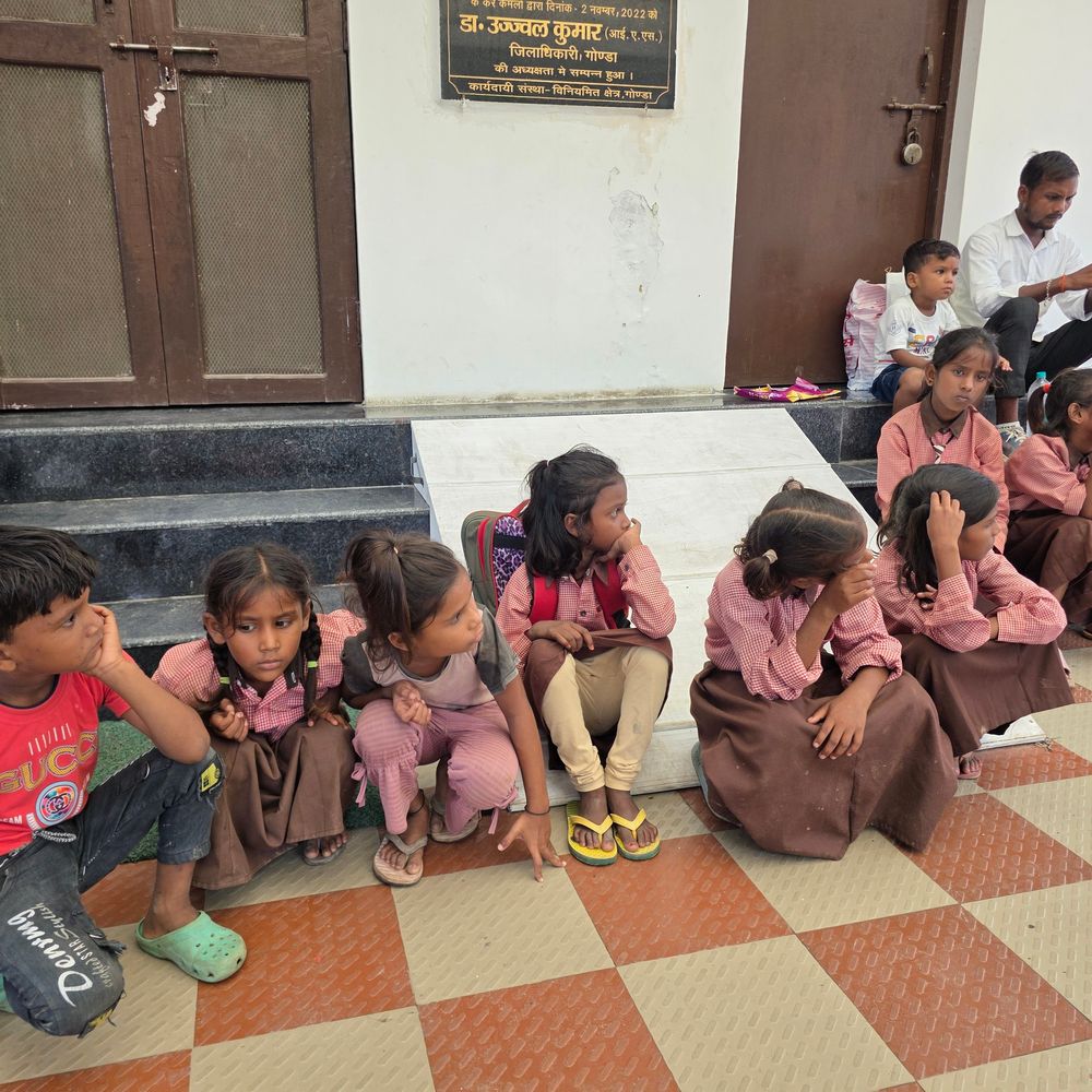 40 किलोमीटर दूर डीएम से मिलने पहुंचे बच्चे:जर्जर रास्ते से हैं परेशान, छात्रा बोली- रास्ते में कोई पीछा करे तो बचाने वाला नहीं मिलेगा