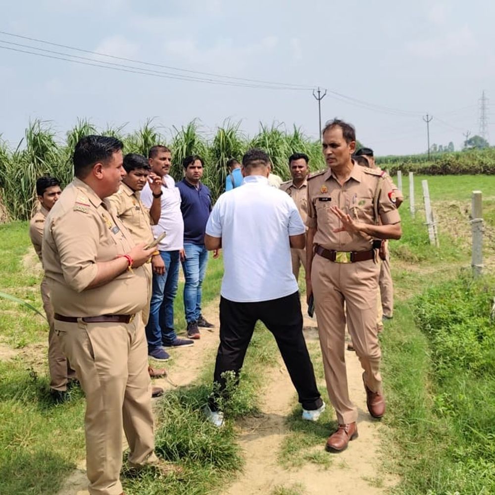 सर्राफा से लूट के आरोपी से पुलिस की मुठभेड़:10 लाख के गहने लूटने वाला बदमाश घायल, दो फरार; तमंचा-कारतूस बरामद