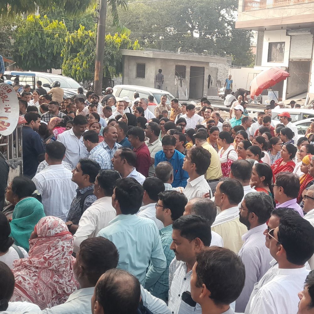 टीईटी पास का फरमान वापस लेने की मांग:बुलंदशहर में सैकड़ों शिक्षकों का कलेक्ट्रेट पर प्रदर्शन, 30 साल पुराने नियम को बदलने का विरोध