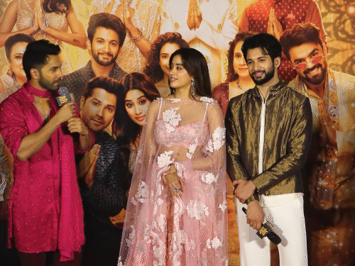 ट्रेलर लॉन्च पर बॉयफ्रेंड का जिक्र सुन शरमाई जान्हवी कपूर:एक्टर रोहित सराफ बोले- 'इन्हें प्रपोज कर मुझे शिखर से मार नहीं खाना'