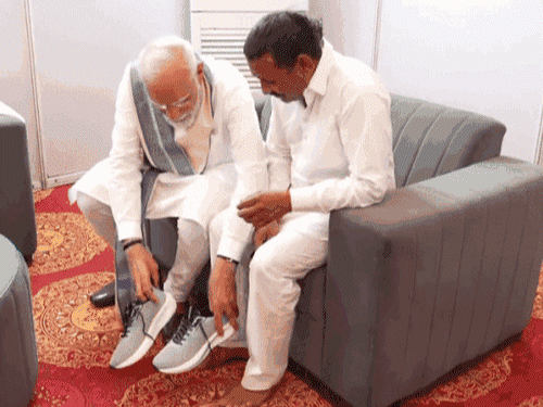 PM मोदी के जन्मदिन पर उनके हरियाणा से जुड़े किस्से:पर्ची से बच्चे का नामकरण, शीशे के सामने खड़े हो ‘मुरारी बापू’ बने; रसोइए को गले लगाया