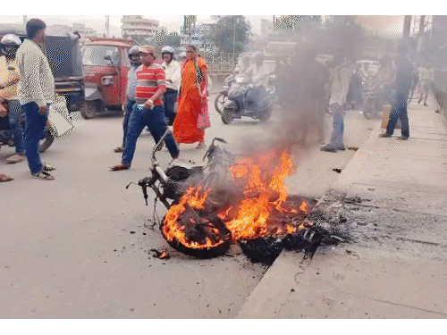 जमशेदपुर में चलती बाइक में लगी आग:  मानगो पुल पर मिनटों में जलकर हुई राख; मची अफरातफरी, जाम की बनी स्थिति – Jamshedpur (East Singhbhum) News
