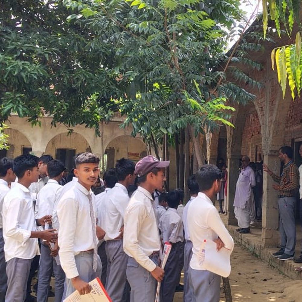 गाजीपुर के स्कूल में कार्यक्रम का आयोजन:आत्महत्या रोकथाम और मानसिक स्वास्थ्य के बारे में बताया, बाल अपराध पर जागरूक किया