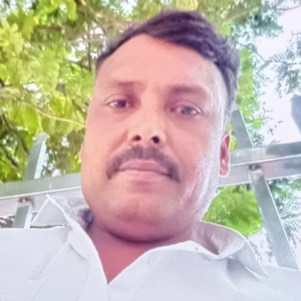 महराजगंज में युवक की आत्महत्या से हड़कंप:कमरे में फंदे से लटका मिला शव, पत्नी ने खिड़की से देखा; पुलिस ने पोस्टमार्टम के लिए भेजा,