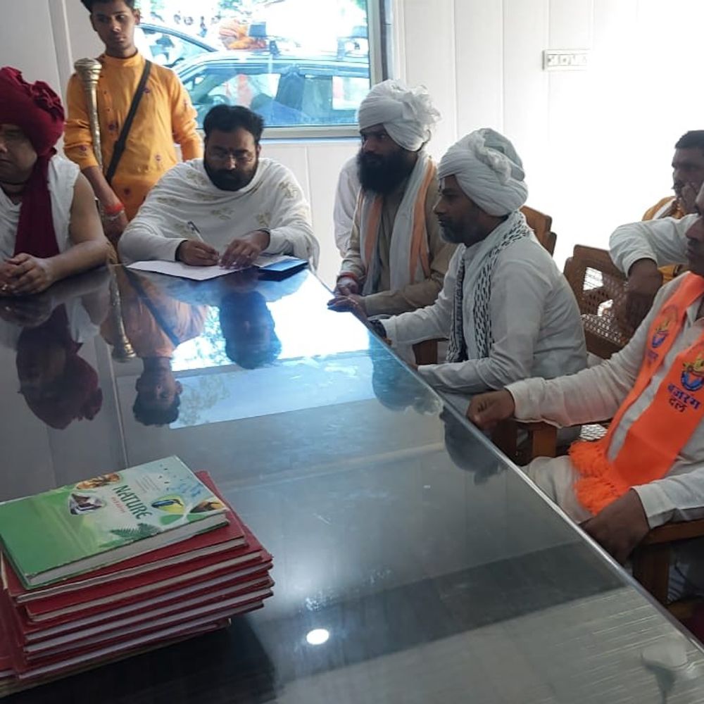 सीतापुर की गौशाला में 21 गायें मरणासन्न हालात में मिली:संत समाज का थाने पर प्रदर्शन, दो दिन में कार्रवाई का आश्वासन