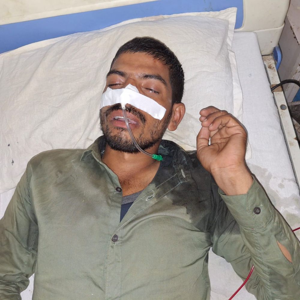 बदायूं में युवक ने कलेक्ट्रेट में खाया जहर:मंत्री के दबाव में झूठा केस दर्ज करने का आरोप, जिला अस्पताल में चल रहा इलाज