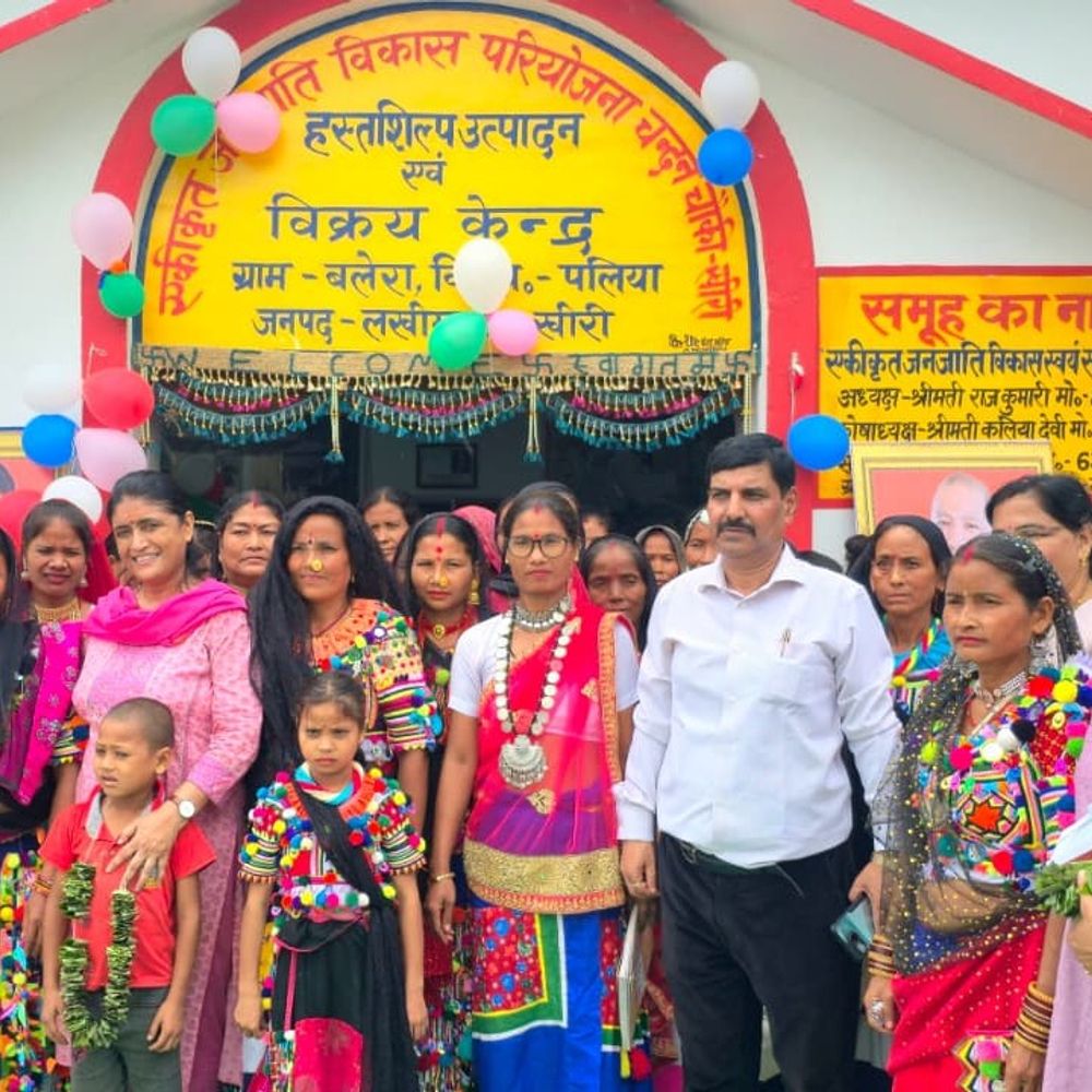 यूपी में जनजातीय छात्राओं को मिली सौगात:समाज कल्याण मंत्री ने 78 छात्राओं को दी साइकिल, छात्रावास भवन का उद्घाटन भी किया