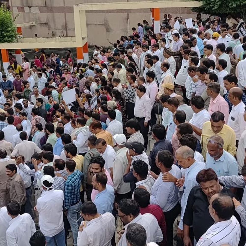 टीईटी अनिवार्यता के खिलाफ शिक्षकों का विरोध:फिरोजाबाद में प्राथमिक शिक्षकों ने पीएम को भेजा ज्ञापन, आंदोलन की चेतावनी दी