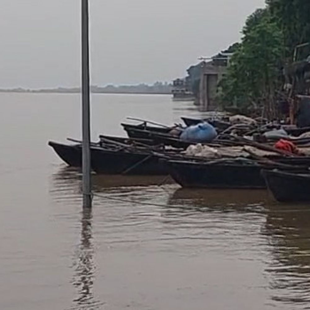 गाजीपुर में गंगा का जलस्तर घटकर 62.480 मीटर:खतरे का निशान 63.105 मीटर, 5 तहसीलें बाढ़ से प्रभावित; किसानों के खेत जलमग्न