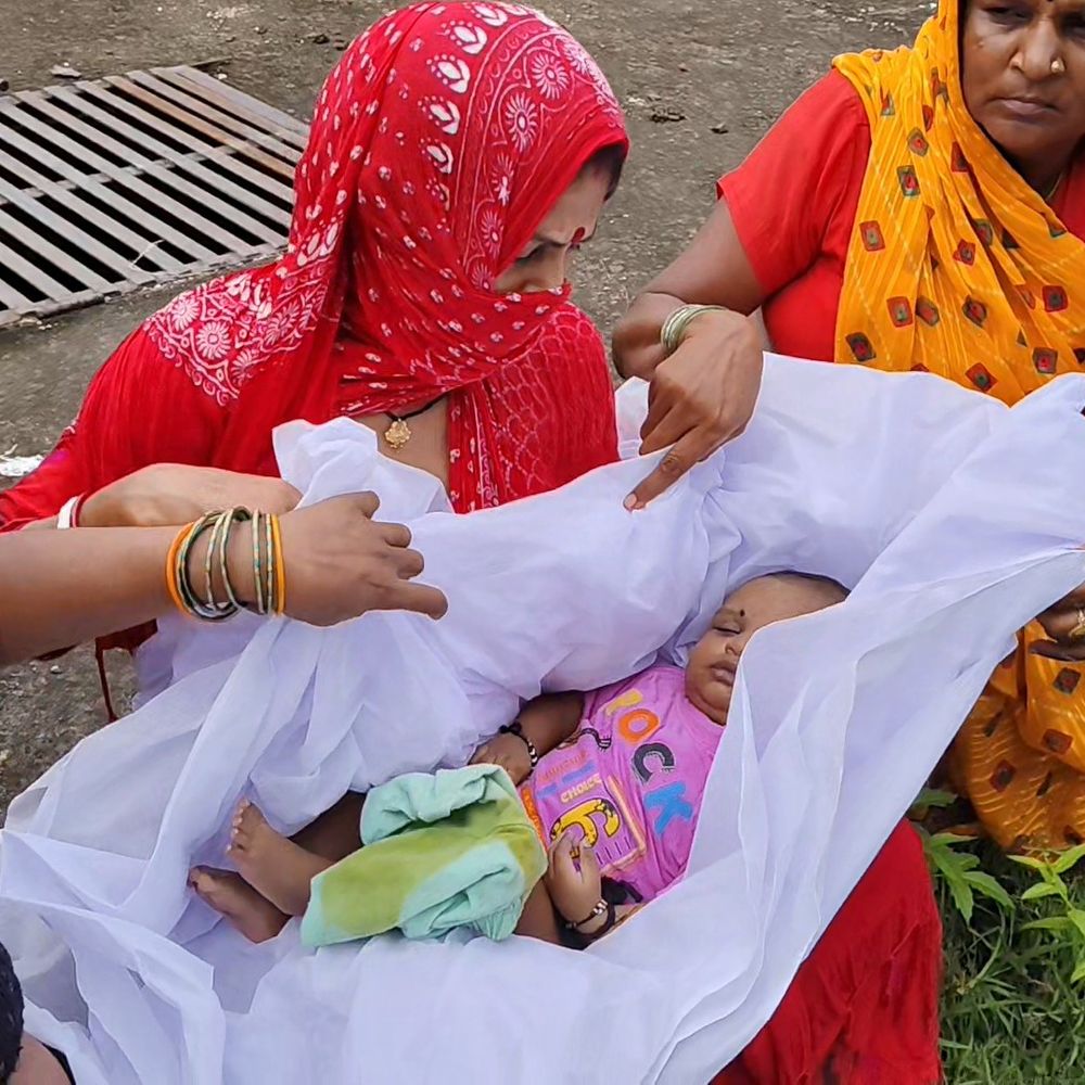 सांप के डसने से दो माह के बच्चे की मौत:इटावा में मां के साथ सो रहा था, रोने की आवाज सुनकर मां की नींद टूटी