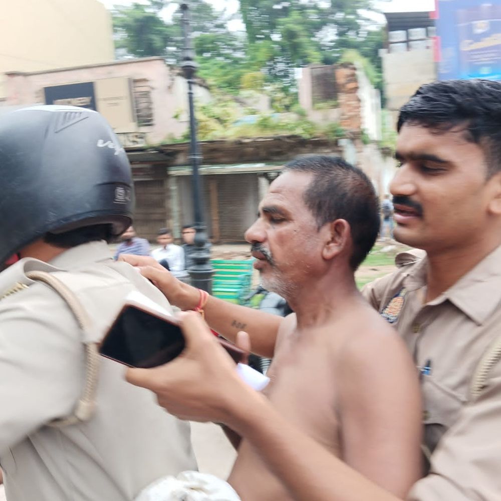 प्रयागराज के सिविल लाइंस में युवती से छेड़छाड़:भीड़ ने आरोपी को पकड़कर पुलिस को सौंपा, युवक कई दिनों से कर रहा था पीछा