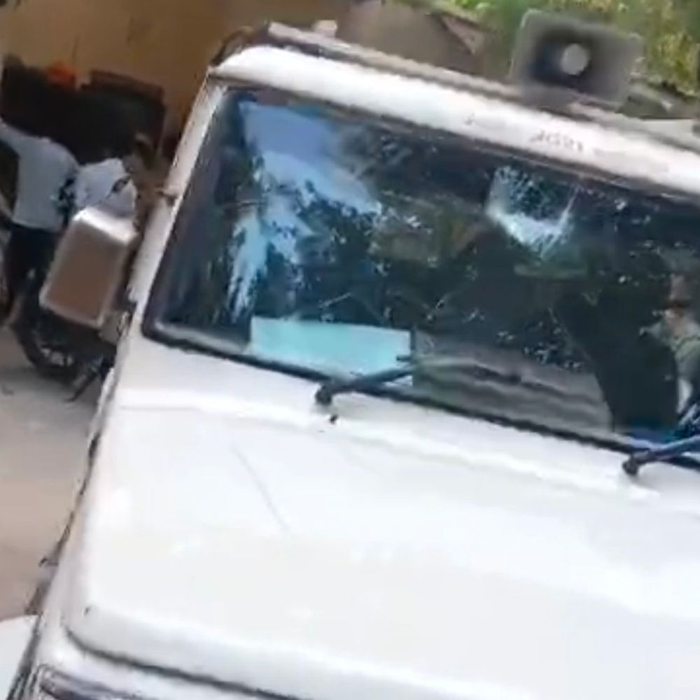 राजस्व टीम पर पथराव के मामले में कार्रवाई:फिरोजाबाद में 4 महिलाओं समेत 9 आरोपी गिरफ्तार, तहसीलदार की गाड़ी पर किया था हमला
