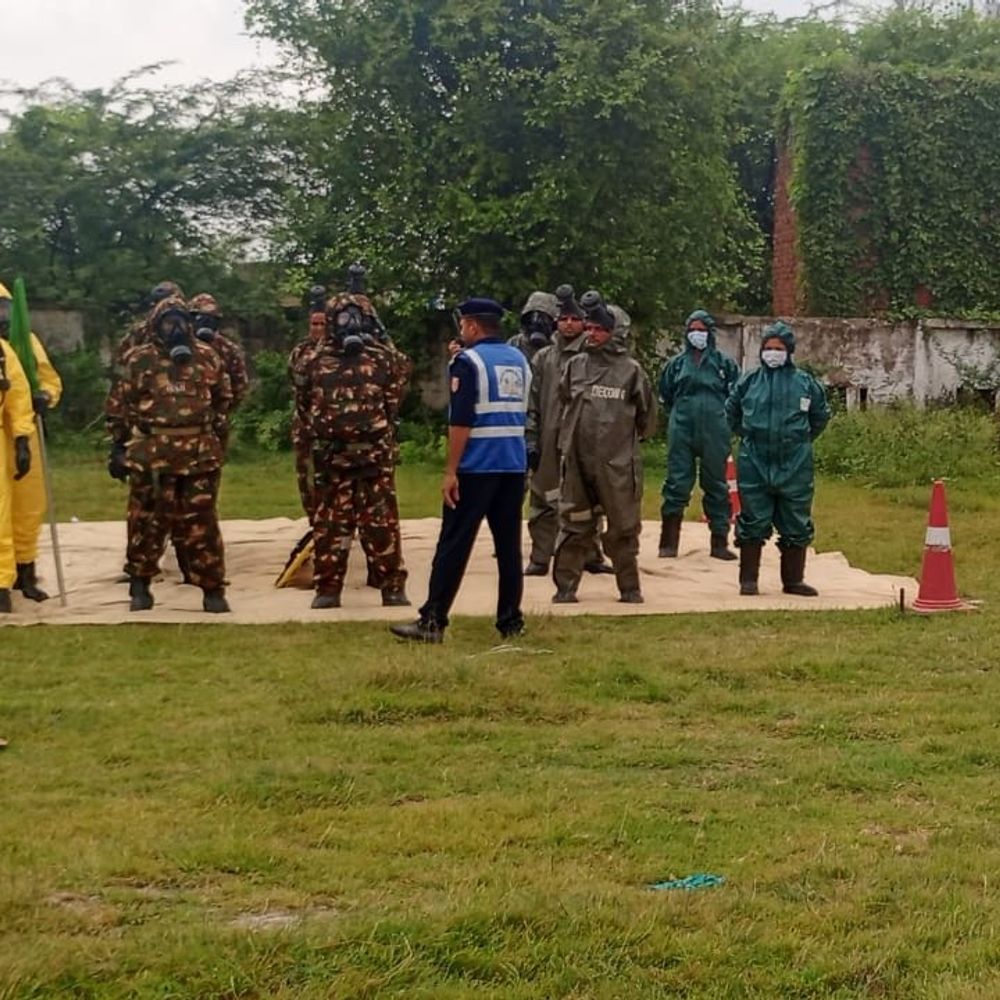 NDRF ने की केमिकल इमरजेंसी की मॉकड्रिल:क्लोरीन गैस टैंकर और बस की टक्कर का दृश्य, 40 लोगों को बचाया