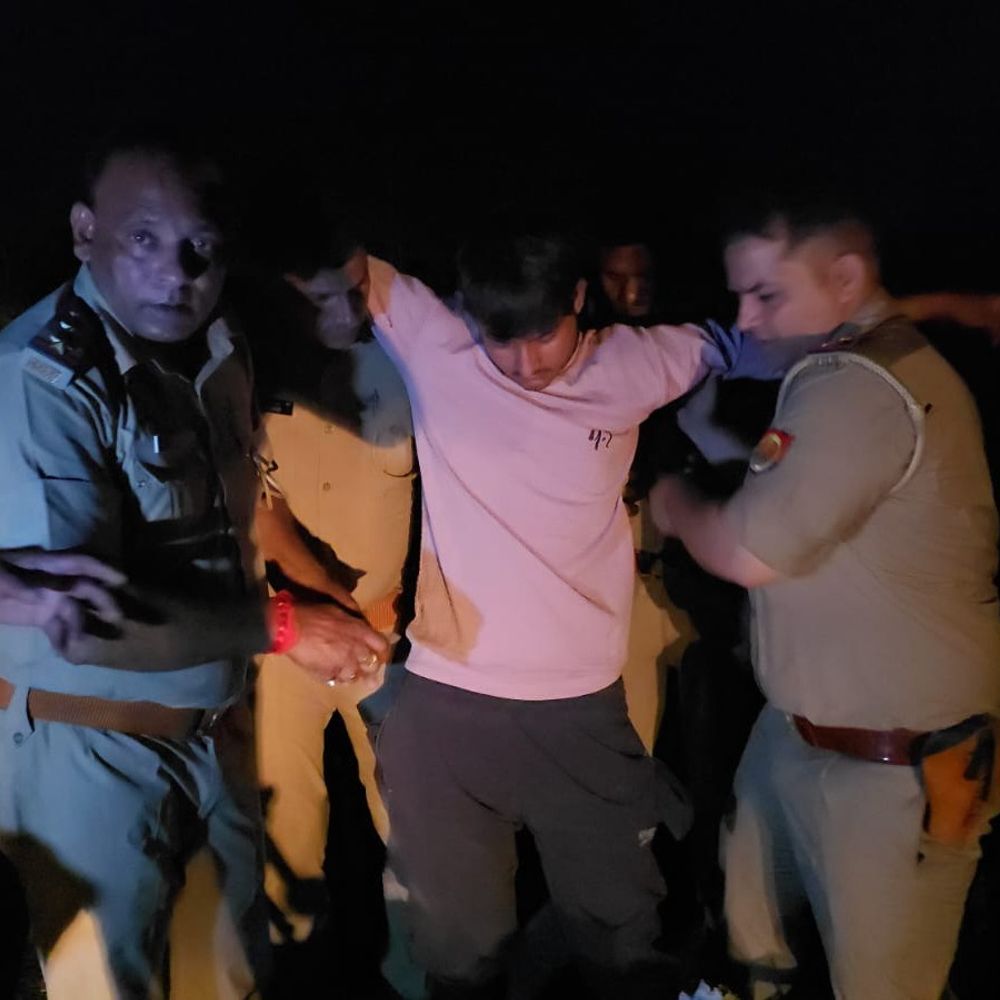 महिला से दुष्कर्म का प्रयास और लूट का आरोपी गिरफ्तार:पुलिस मुठभेड़ में पैर में गोली लगी, तमंचा और चोरी की मोटरसाइकिल बरामद
