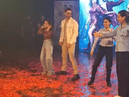 वरुण धवन ने जयपुर में पूछा-कितनी लड़कियां कुंवारी हैं:कॉलेज स्टूडेंट के साथ डांस किया, कहा- लड़कियों से दोस्ती करना तो कंसेंट से करना