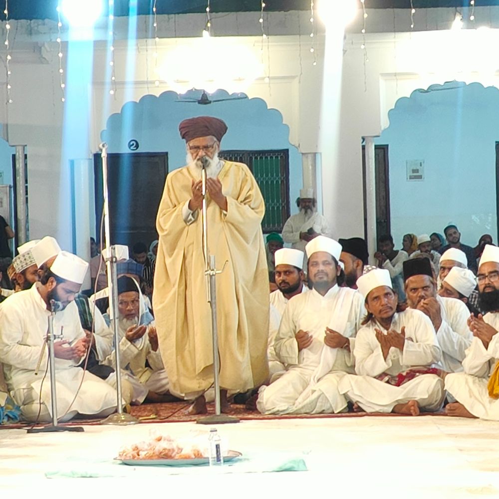 लखनऊ दादा मिया उर्स में अकीदतमंदों का जमावड़ा:मुशायरा-मिलाद में लोगों ने लिया हिस्सा, दरगाह से एकता का दिया गया संदेश