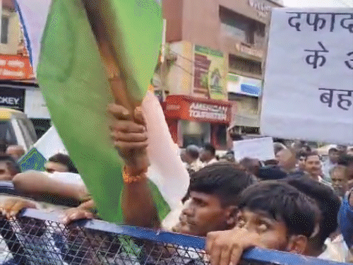 पटना में दफादार-चौकीदारों का विरोध प्रदर्शन:जेपी गोलंबर पर बैरिकेडिंग तोड़कर डाकबंगला पहुंचे, पुलिस बल तैनात