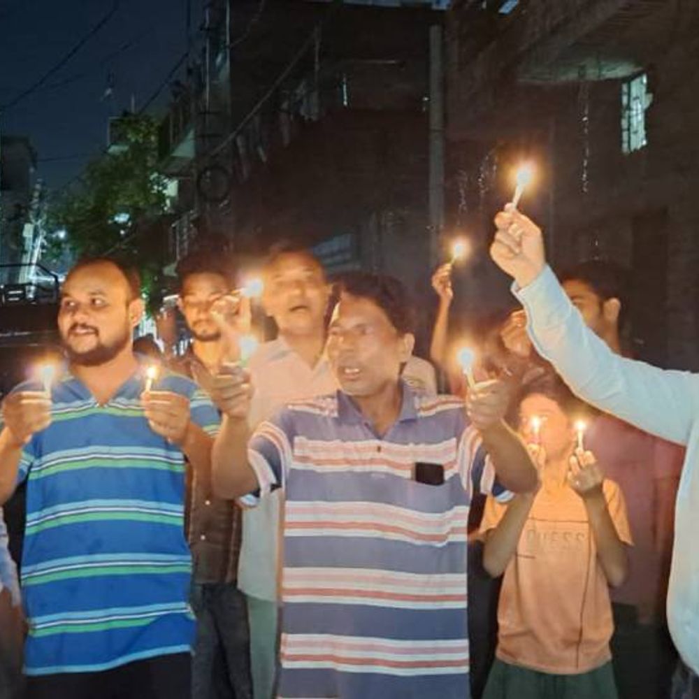 फैजुल्लागंज में स्ट्रीट लाइट खराब, लोगों ने कैंडल मार्च निकाला:नगर निगम के खिलाफ प्रदर्शन, लोग बोले-सुनवाई नहीं करते अधिकारी