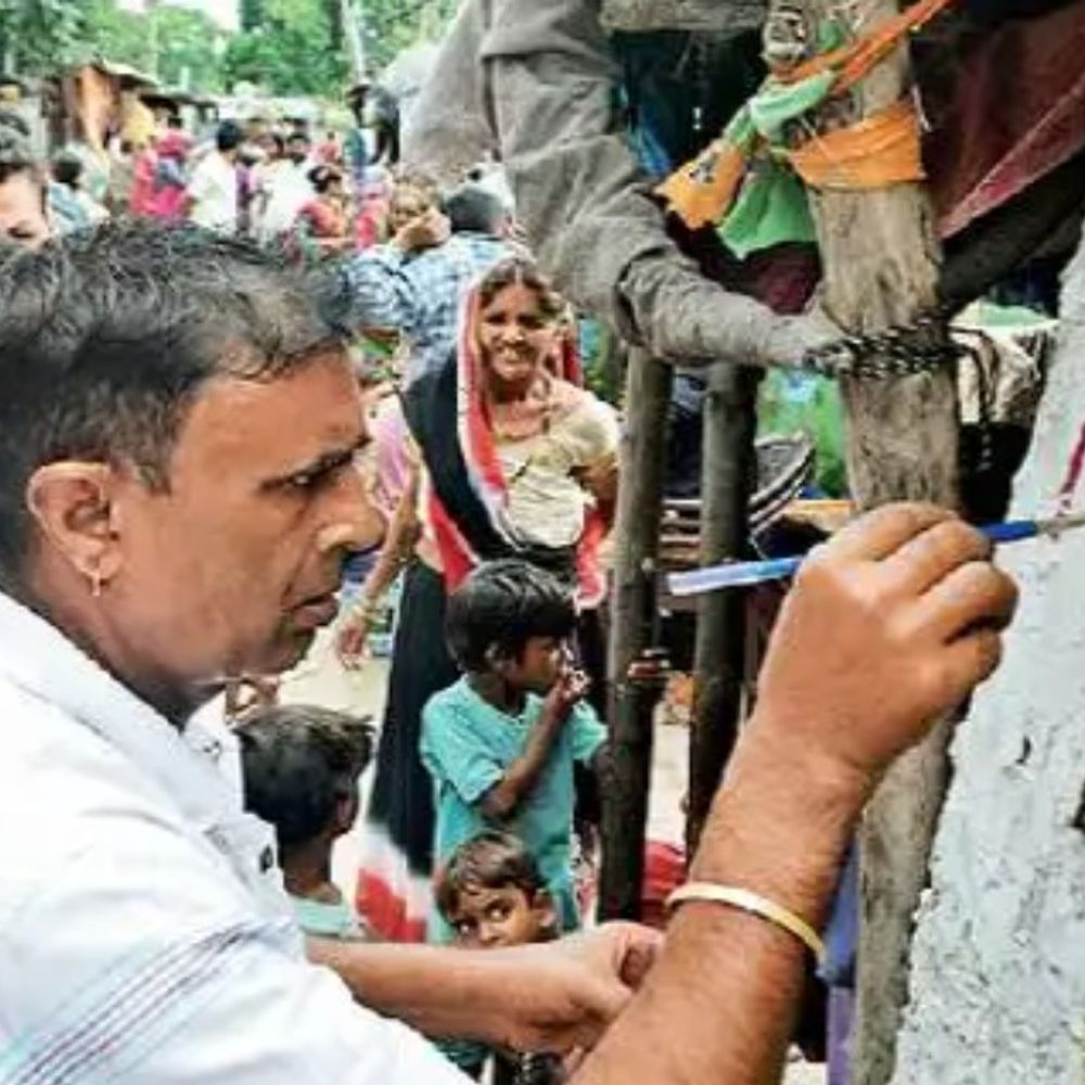 पंचकूला माता मनसा देवी परिसर के बाहर तोड़े मार्किंग पोल:  ​​​​​​​पौने 4 एकड़ जमीन पर बसी हैं करीब 612 झुग्गियां, हटाना हुआ मुश्किल – Panchkula News