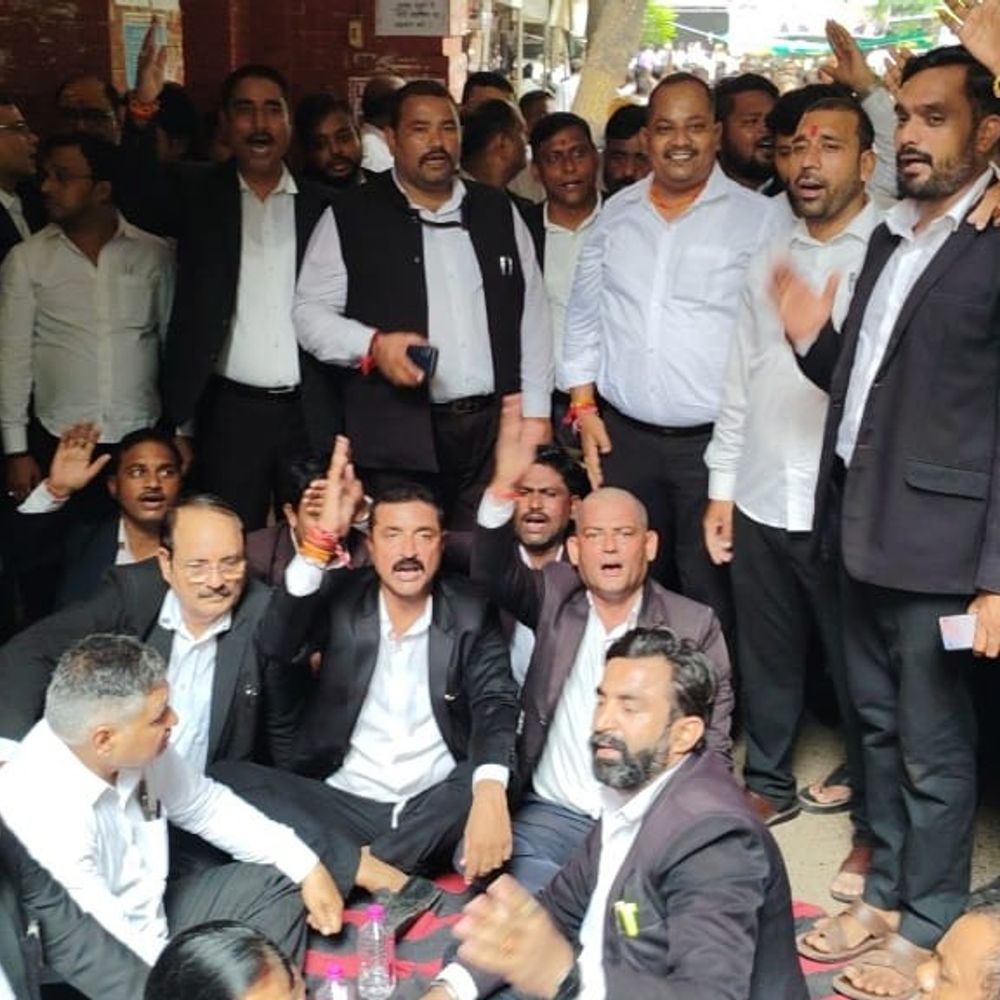 DM वाराणसी ने पुलिस-वकील विवाद में गठित की SIT:एडीएम सिटी की अध्यक्षता में तीन सदस्यीय समिति करेगी जांच, रिपोर्ट पर होगी कार्रवाई