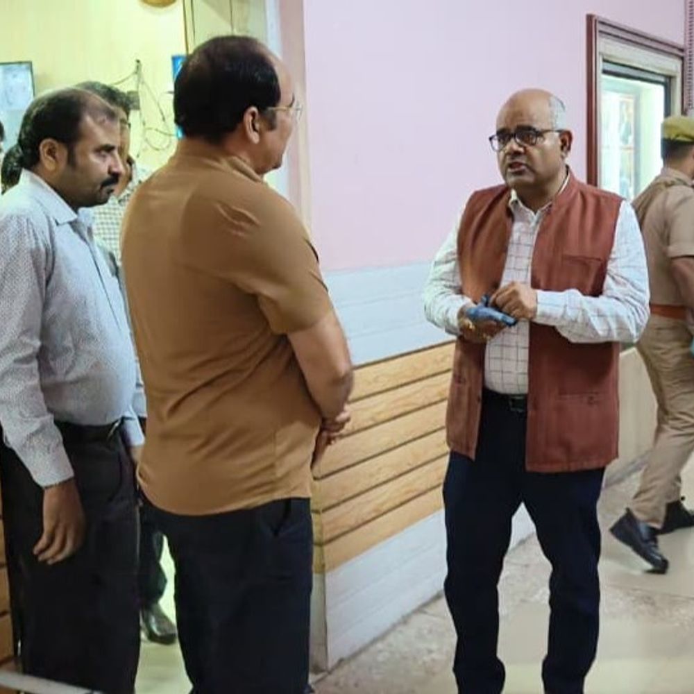 डीएम ने आरटीओ कार्यालय का किया औचक निरीक्षण:आवेदक से डुप्लीकेट आरसी के नाम पर लिए 2000, जबकि वास्तविक फीस सिर्फ 500