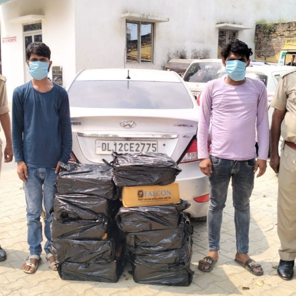 बागपत पुलिस ने दो शराब तस्कर को किया गिरफ्तार:लग्जरी कार से करते थे तस्करी, 22 पेटी शराब बरामद
