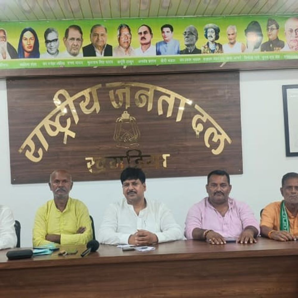 खगड़िया में तेजस्वी यादव की बिहार अधिकार यात्रा:बारिश के कारण बदला कार्यक्रम स्थल, तेजस्वी के स्वागत में जुटे कार्यकर्ता