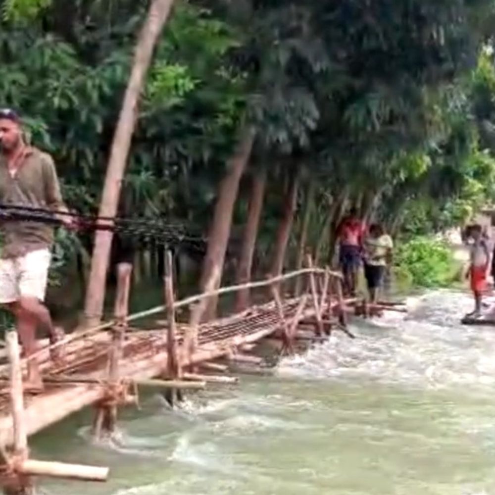 खगड़िया के मुरादपुर में बाढ़ से संपर्क टूटा:चचरी पुल बना ग्रामीणों का सहारा, प्रशासन से स्थायी समाधान की मांग
