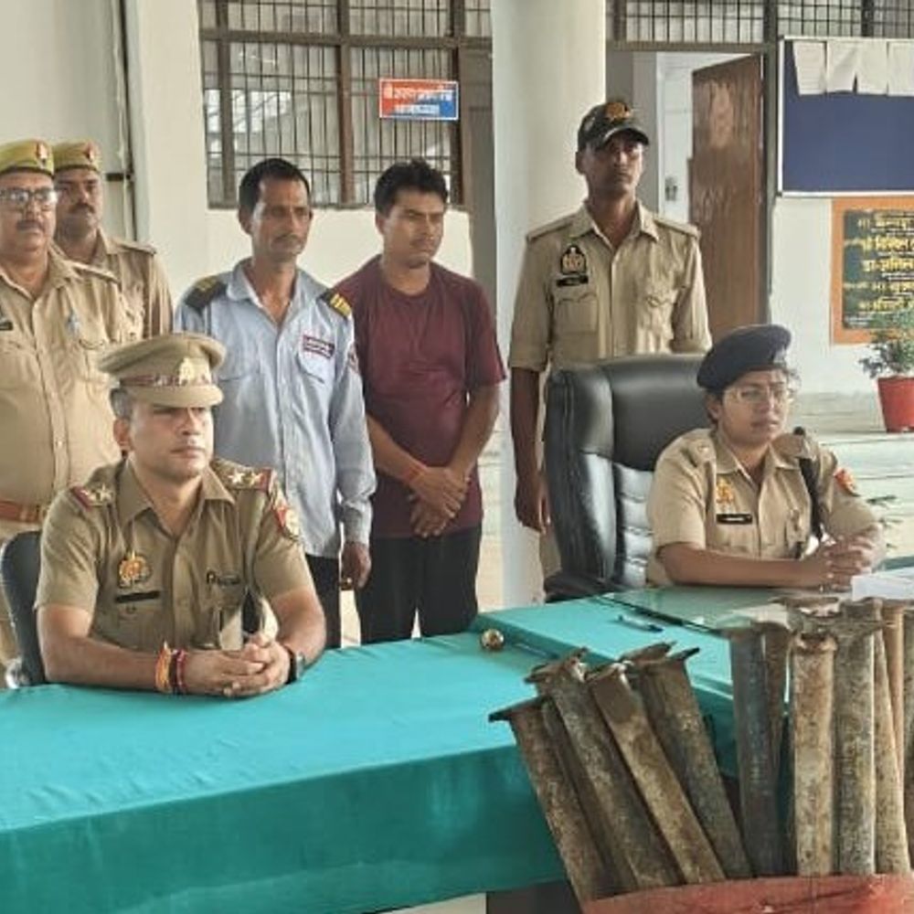 चंदौली पुलिस ने दो पाइप चोरों को पकड़ा:चोरी की 21 लोहे की पाइप बरामद, बिहार लेकर जा रहे थे बेचने