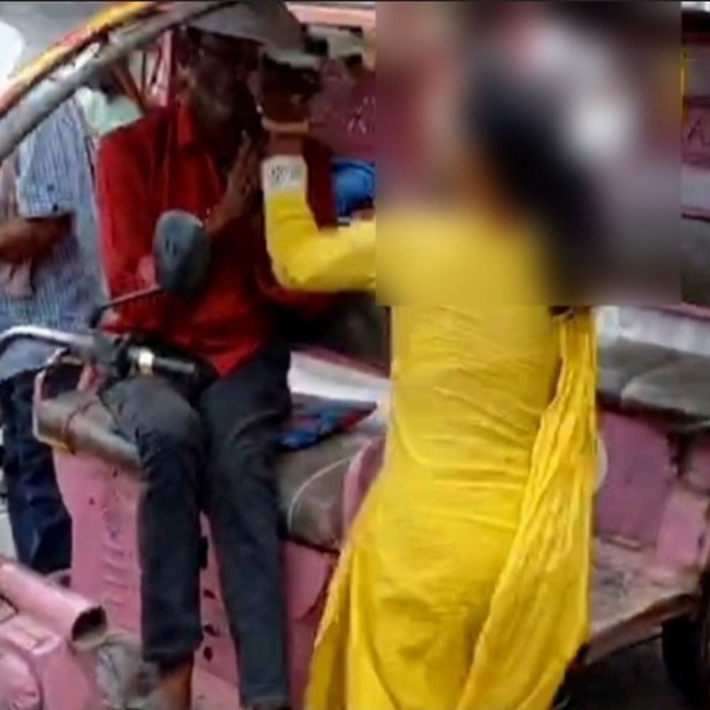 गोंडा में महिला ने ई-रिक्शा चालक पर बरसाईं चप्पलें, VIDEO:बीच चौराहे जमकर पीटा, नशे में छेड़खानी करने, पैसों का ऑफर देने का आरोप