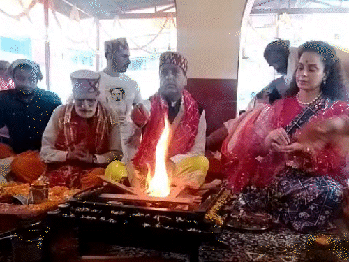 मंडी में आपदा से बचाव को महायज्ञ:सांसद कंगना रनोट डाली आहूति; सिद्धकाली मंदिर में टेका माथा, आपदा प्रभावितों से भी मिलेंगी