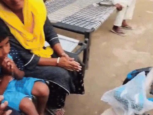 राहुल गांधी को पकड़कर रोए बच्चे की ख्वाहिश पूरी:अमृतसर में बच्चे को भेजी नई साइकिल, वीडियो कॉल पर बात की; बच्चा बोला-राहुल गांधी थैंक्यू