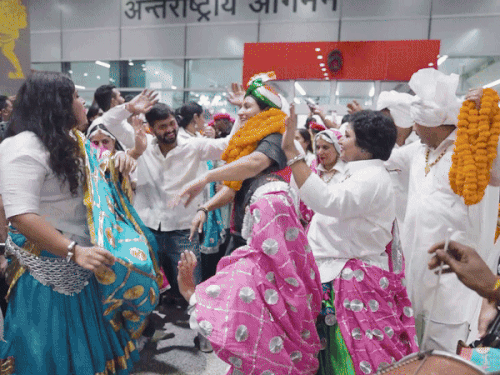 भिवानी की बॉक्सर पूजा का हरियाणवीं स्टाइल में स्वागत:एयरपोर्ट पर पति का खास सरप्राइज; धोती कुर्ता और दामण पहनकर पहुंचे परिजन