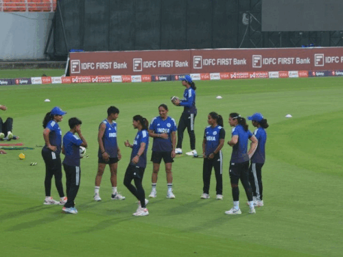 मुल्लांपुर में IND vs AUS वीमेन क्रिकेट का दूसरा मुकाबला:स्टेडियम में एंट्री शुरू, टीमें पहुंचीं; 3 मैचों की सीरीज में ऑस्ट्रेलिया 1-0 से आगे